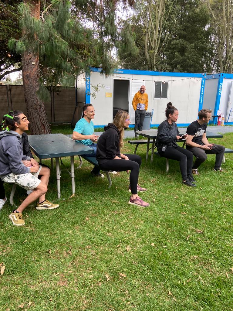 perros de terapia y apoyo emocional en el concierto de dua lipa bogotá